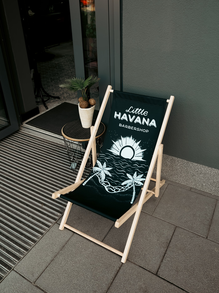Firmowy leżak Little Havana Barbershop przed salonem