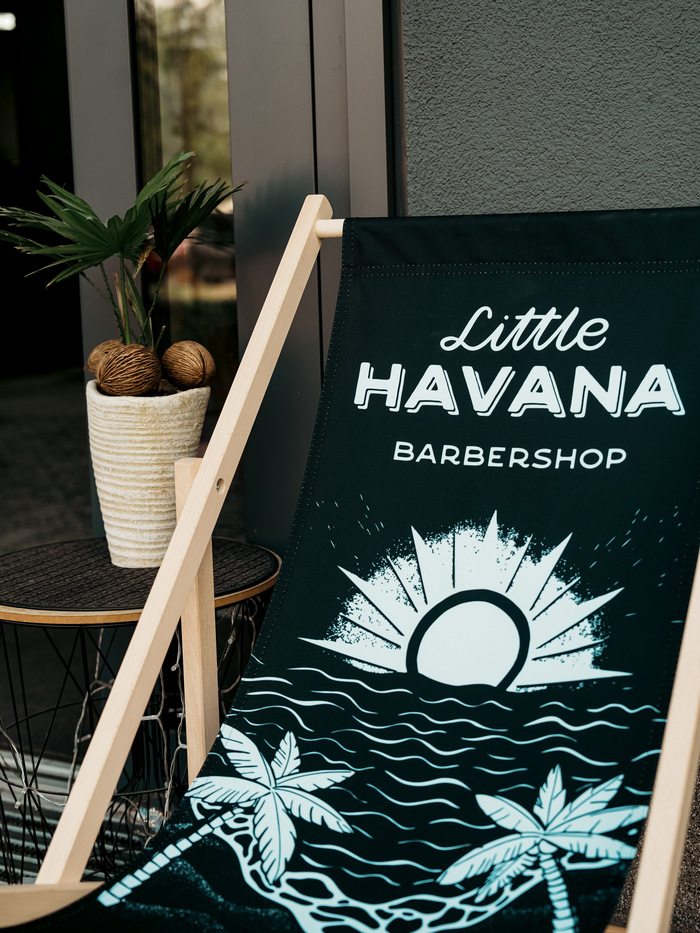 Firmowy leżak Little Havana Barbershop przed salonem